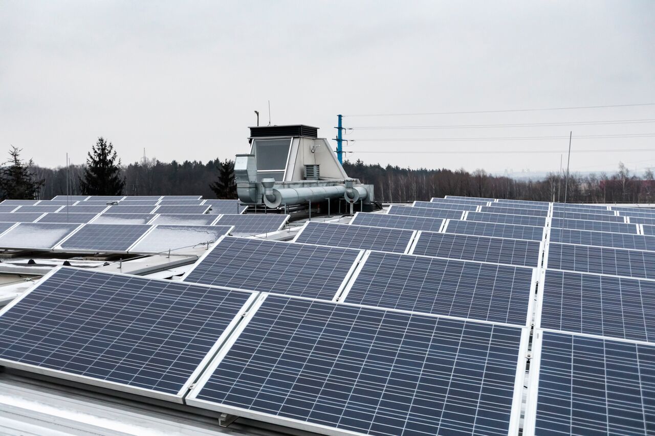 Wykorzystanie energii solarnej w hali produkcyjnej Kokotów fot. CentroClima