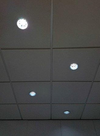 Fot. 5. Oprawy LED typu downlight mogą zostać zainstalowane w sali konferencyjnej. Oświetlenie energooszczędne pomoże zmniejszyć zużycie energii elektrycznej zarówno przez instalację oświetlenia, jak i klimatyzację pomieszczenia.